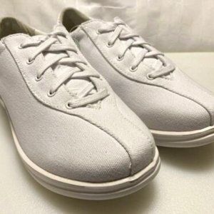 Womens Apex  White Canvas sneaker size 9 (XW)